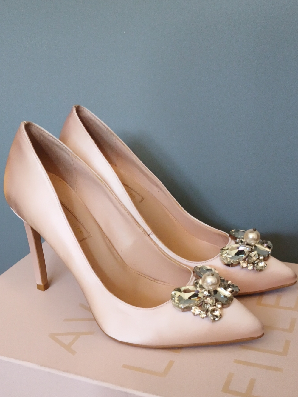 Avec Les Filles Blush Pink Jeweled Toe Pumps Gorgeous 7